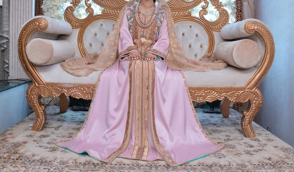 Μια Μαροκινή Νύφη Που Φοράει Καφτάνι Κάθεται Ένα Γαμήλιο Καναπέ — Φωτογραφία Αρχείου
