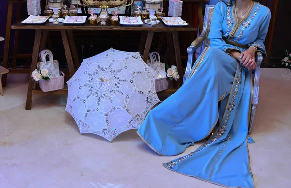 一位穿着咖啡色衣服的摩洛哥新娘坐在椅子上 — 图库照片