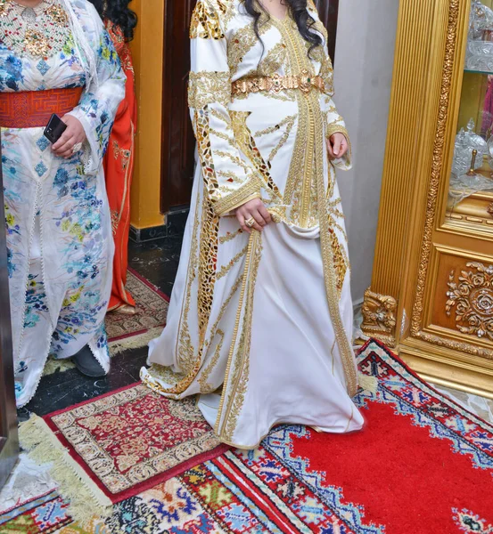 Uma Jovem Marroquina Vestindo Café Branco Com Inscrições Douradas Kaftan — Fotografia de Stock