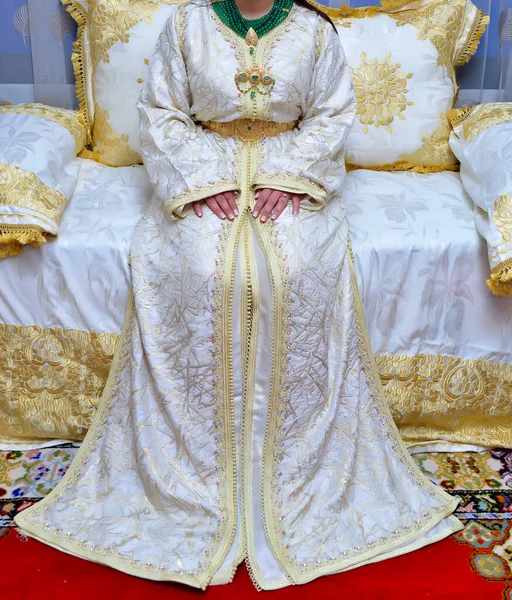Una Sposa Marocchina Indossa Kaftano Bianco Ricamato Con Oro — Foto Stock