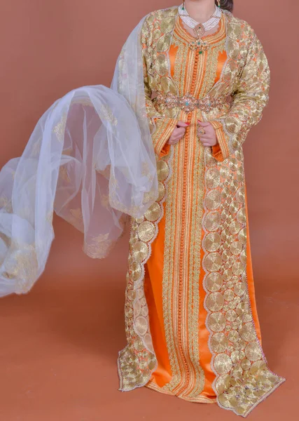 Marocká Nevěsta Sobě Oranžové Kaftan Stojící Oranžovém Pozadí — Stock fotografie