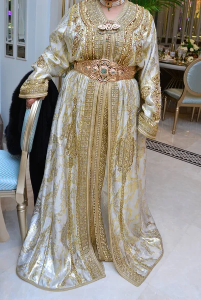 一个摩洛哥女人穿着一件用黄金绣成的白色咖啡色衣服 — 图库照片