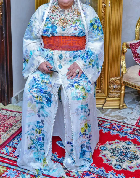伝統的なカラフルなカフタンを身に着けているモロッコの女性 — ストック写真