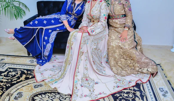 Trzy Marokańskie Kobiety Noszą Tradycyjny Kaftan — Zdjęcie stockowe