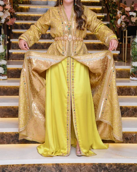 Mujer Marroquí Usando Caftán Amarillo —  Fotos de Stock