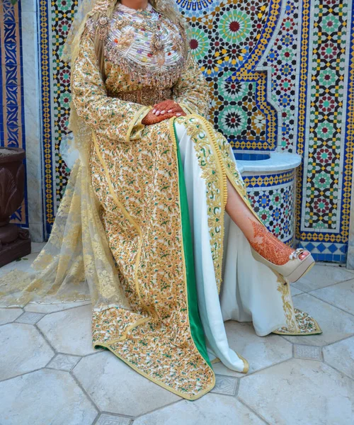 穿着传统摩洛哥婚纱的摩洛哥新娘 — 图库照片
