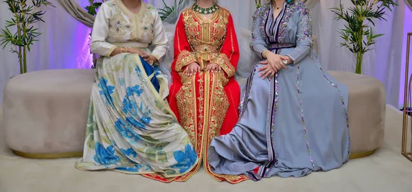 摩洛哥人的婚礼穿着摩洛哥咖啡店服装的摩洛哥妇女 — 图库照片