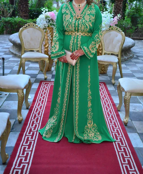 Elegante Donna Marocchina Che Indossa Kaftan Cammina Tappeto Rosso — Foto Stock