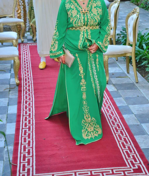 一位优雅的摩洛哥女人穿着卡夫坦 走在红地毯上 — 图库照片