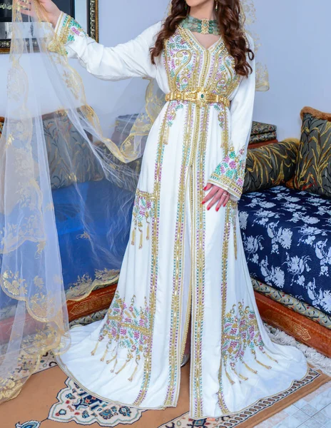 Uma Jovem Marroquina Vestindo Café Branco Com Inscrições Douradas Kaftan — Fotografia de Stock