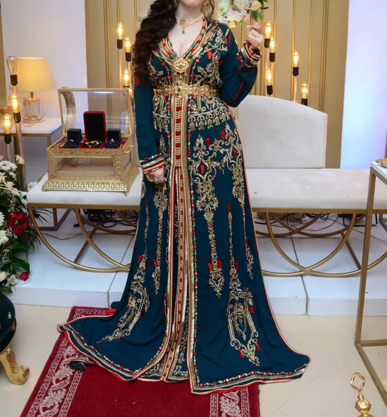 緑のカフタンを身に着けているモロッコの花嫁 — ストック写真