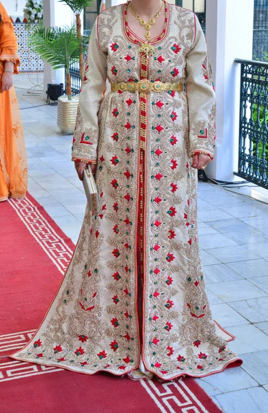 Mulher Marroquina Vestindo Caftan Ela Caminha Sobre Tapete Vermelho — Fotografia de Stock