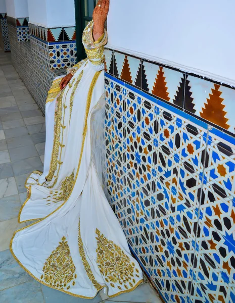 Eine Junge Marokkanerin Trägt Einen Weißen Kaftan Mit Goldenen Inschriften — Stockfoto