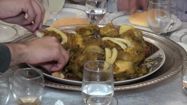 Close Garçom Cortando Frango Para Convidados Casamento Marroquino Comida Marroquina — Vídeo de Stock