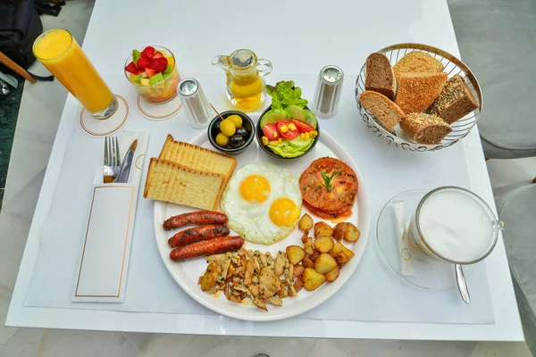 Urozmaicone Śniadanie Marokańskie Gorący Napój Sok Przystawki Chleb — Zdjęcie stockowe