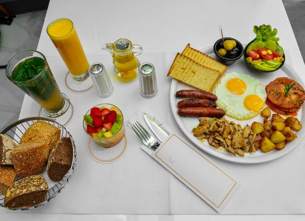 Ein Abwechslungsreiches Marokkanisches Frühstück Ein Heißgetränk Saft Vorspeisen Und Brot — Stockfoto