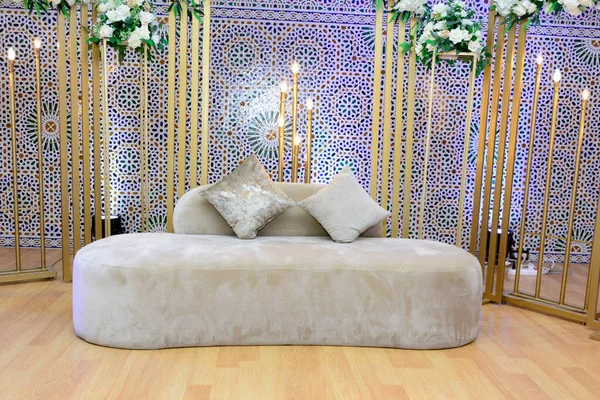 Una Boda Tradicional Estilo Marroquí Elegantemente Escenificada Con Gran Sofá — Foto de Stock
