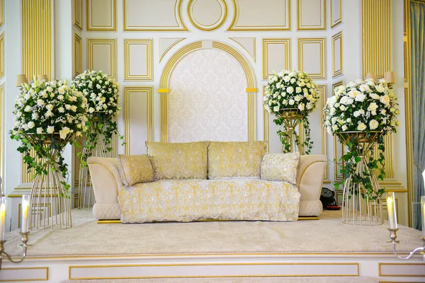 Elegante Casamento Estilo Marroquino Tradicional Com Grande Sofá Para Casal — Fotografia de Stock