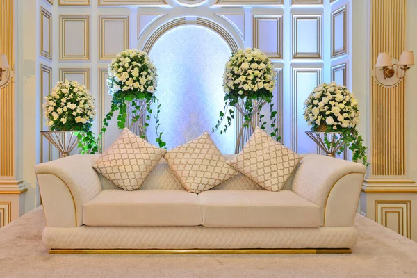 Elegante Casamento Estilo Marroquino Tradicional Com Grande Sofá Para Casal — Fotografia de Stock