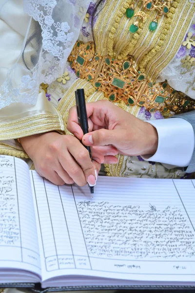 Een Marokkaanse Bruid Bruidegom Ondertekenen Hun Trouwboek — Stockfoto