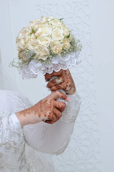 Beyazlı Kadın Elinde Çiçek Buketi Tutuyor — Stok fotoğraf