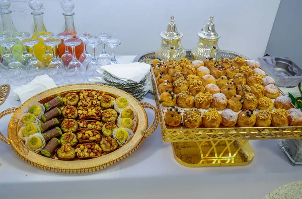 Danie Tradycyjnymi Ciasteczkami Marokańskimi Świeże Pieczone Bliska Serwowane — Zdjęcie stockowe