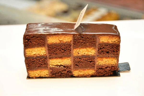 Çikolatalı Kekler Fransa Bir Şekerleme Dükkanında Sergileniyor — Stok fotoğraf