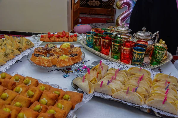 색깔있는 컵으로 모로코 주전자 그리고 모로코 결혼식에서는 식욕을 돋우는 사람들 — 스톡 사진
