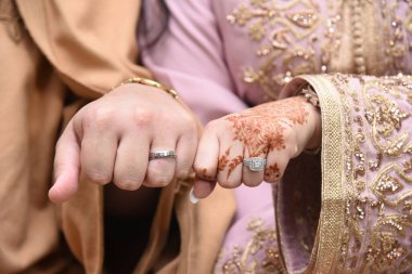 Faslı çiftlerin ellerini bir düğünde, evlilik kavramında, Fas düğününde kapatıyoruz.
