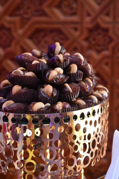 Tradycyjne Marokańskie Wypchane Daty Dulce Leche Migdały Serwowane Mil — Zdjęcie stockowe