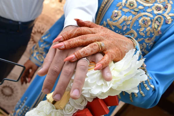 Henna Tätowierung Auf Der Hand Der Braut — Stockfoto