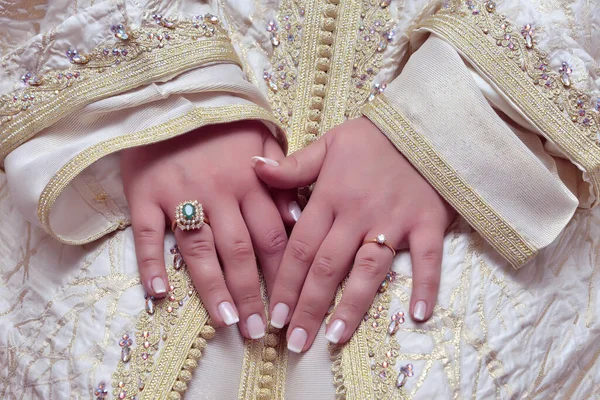 Faslı Bir Gelinin Evlilik Yüzüğüyle Yakın Plan Fotoğrafı — Stok fotoğraf