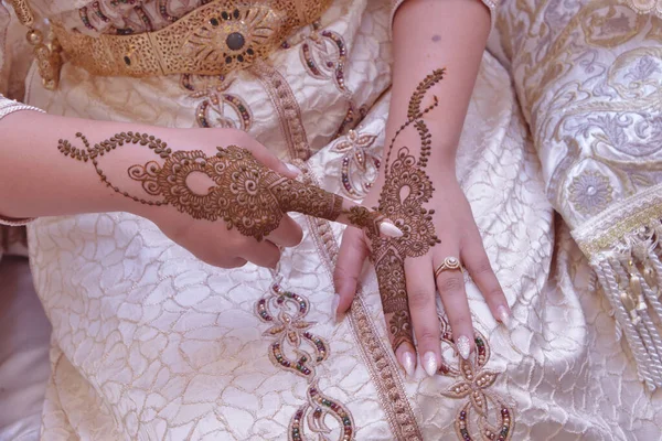 Mulher Marroquina Com Henna Tradicional Pintado Mãos — Fotografia de Stock