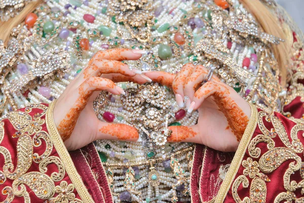 Donna Marocchina Con Tradizionali Mani Dipinte All Hennè — Foto Stock