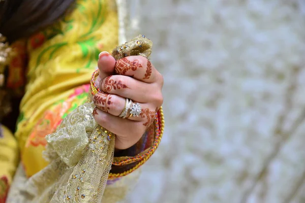 Marokańska Kobieta Tradycyjną Henną Malowane Ręce — Zdjęcie stockowe