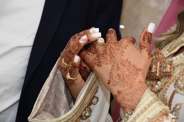 Henna Tätowierung Auf Der Hand Der Braut — Stockfoto