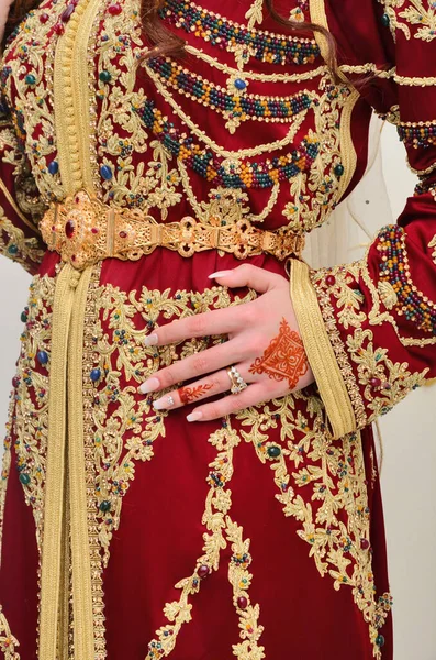 Marokkaanse Vrouw Met Traditionele Henna Geschilderde Handen — Stockfoto