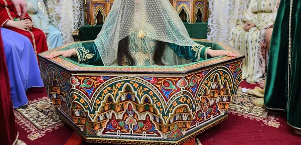 Hermosa Novia Vestida Con Caftán Marroquí Amaria Celebrando Boda Marakesh —  Fotos de Stock