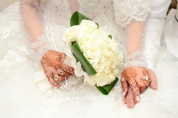 Close Moroccan Bride Hand Holding Groom Han — Stock Photo, Image