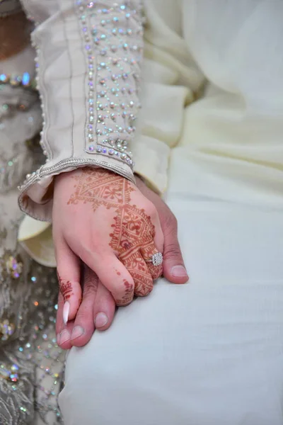 摩洛哥夫妇在婚礼上手拉手的亲密接触 婚姻的概念 摩洛哥婚礼 — 图库照片