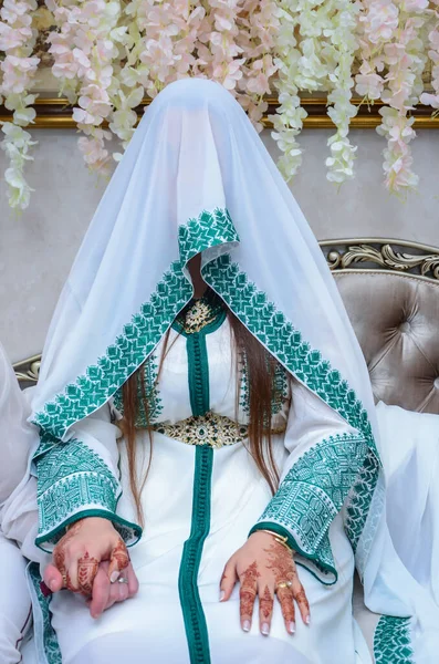 Donna Marocchina Con Tradizionali Mani Dipinte All Hennè — Foto Stock
