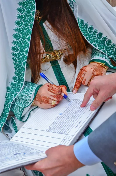 Uma Noiva Marroquina Assina Seu Livro Casamento — Fotografia de Stock