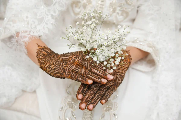 Bild Einer Menschlichen Hand Die Mit Henna Tätowierungen Verziert Ist — Stockfoto