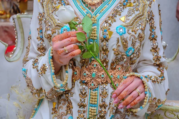 Sposa Marocchina Che Tiene Una Rosa Bianca Con Hennè Tatuato — Foto Stock