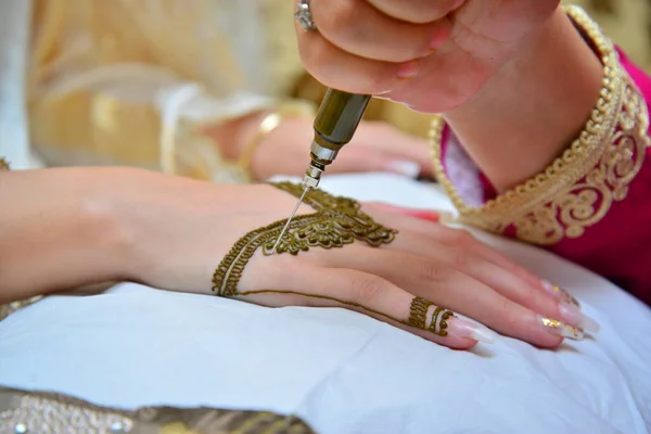 Mulher Marroquina Com Henna Tradicional Pintado Mãos — Fotografia de Stock
