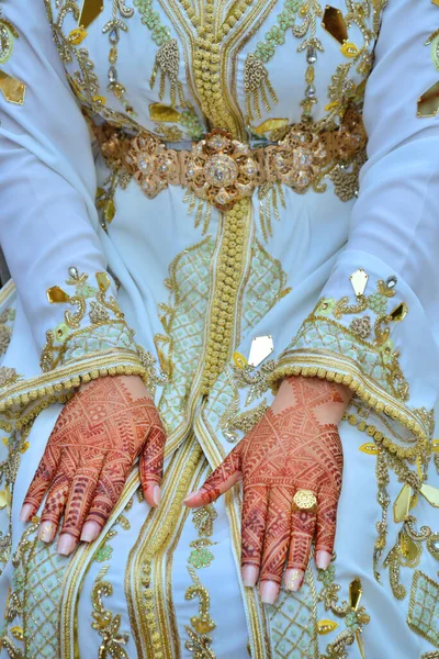 Mujer Marroquí Con Manos Pintadas Henna Tradicional — Foto de Stock