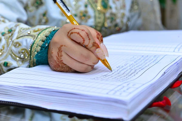 stock image A Moroccan bride signs his wedding book