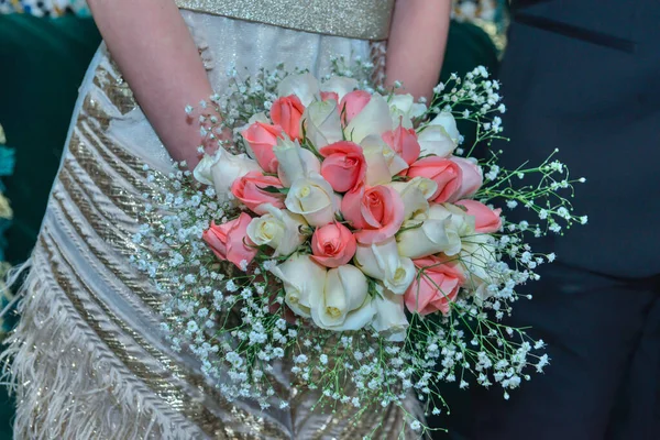 Αραβική Νύφη Κρατά Ένα Μπουκέτο Τριαντάφυλλα — Φωτογραφία Αρχείου