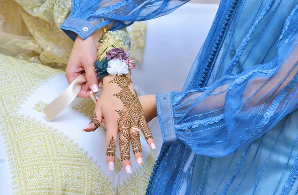 Mulher Marroquina Com Henna Tradicional Pintado Mãos Fotos De Bancos De Imagens