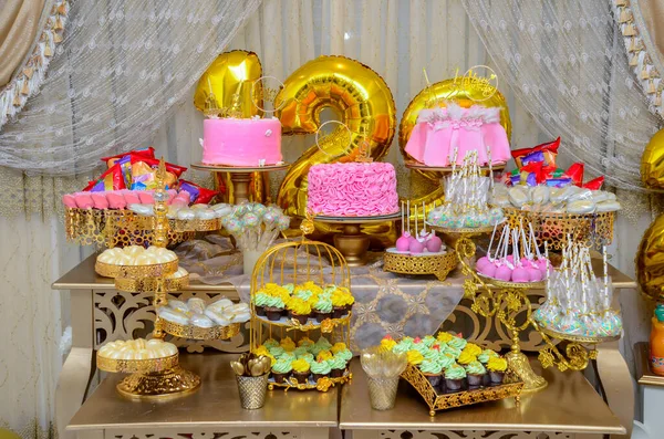 ハッピーバースデーという言葉のピンクの誕生日ケーキ — ストック写真